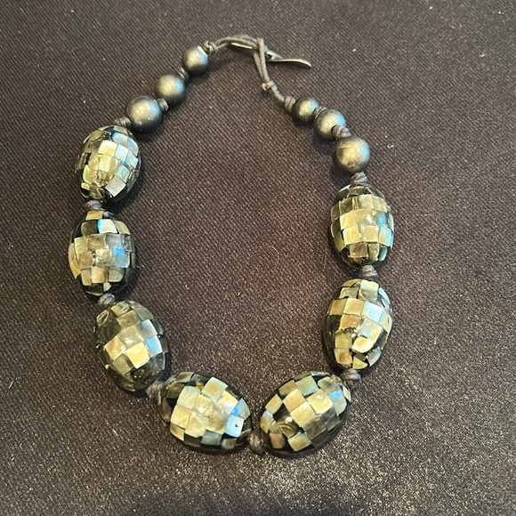 Unique faceted bead choker featuring a faux mother of pearl finish - Picture 1 of 4
